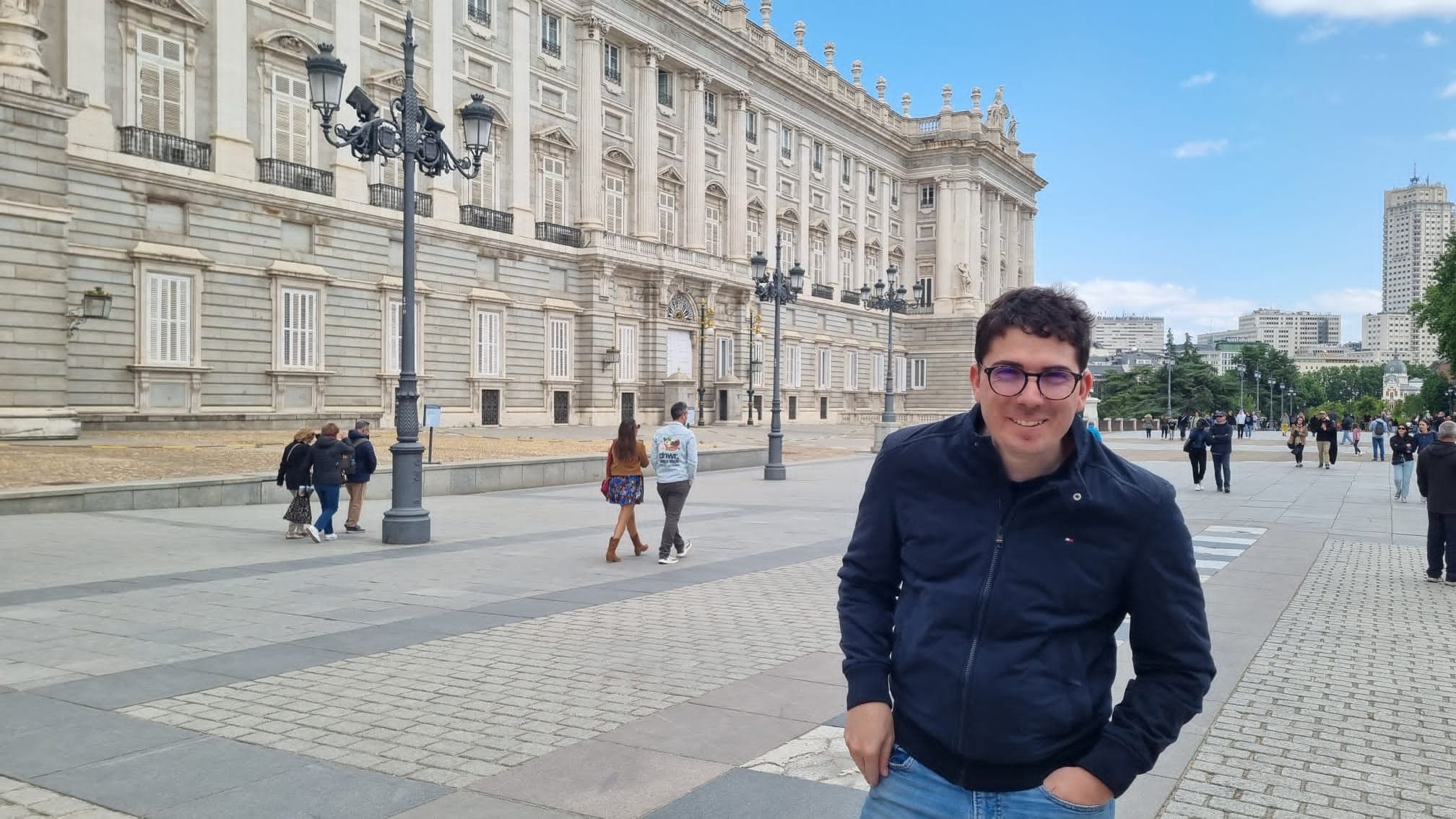 Adrien Destrait — créateur de sites vitrines sur mesure chez FamousHappiness, développeur web freelance en France
